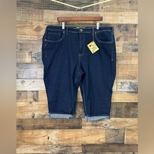 Hybrid Women’s Dark Wash Capris Size 22W